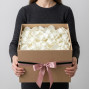 Лепестки белых роз